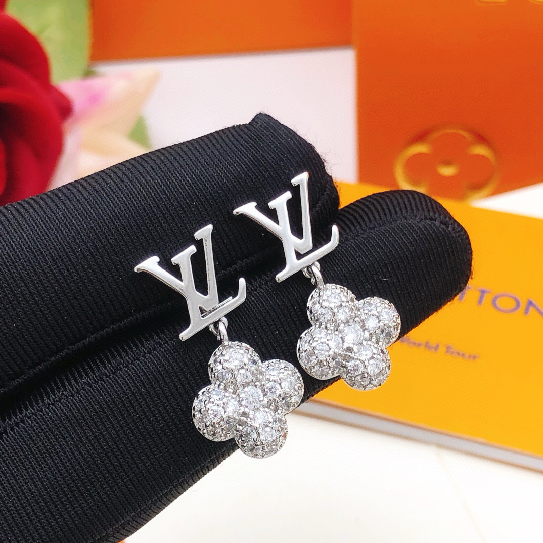 NO:111787,Number LED0254 [Lv* latest silver diamond-set flower earrings] consistent ZP brass material, jewelry quality, louis vuitton19860909编号LED0254【Lv*最新款银色镶钻花朵耳钉】一致ZP黄铜材质,饰品精品,louis vuitton,Jewelry