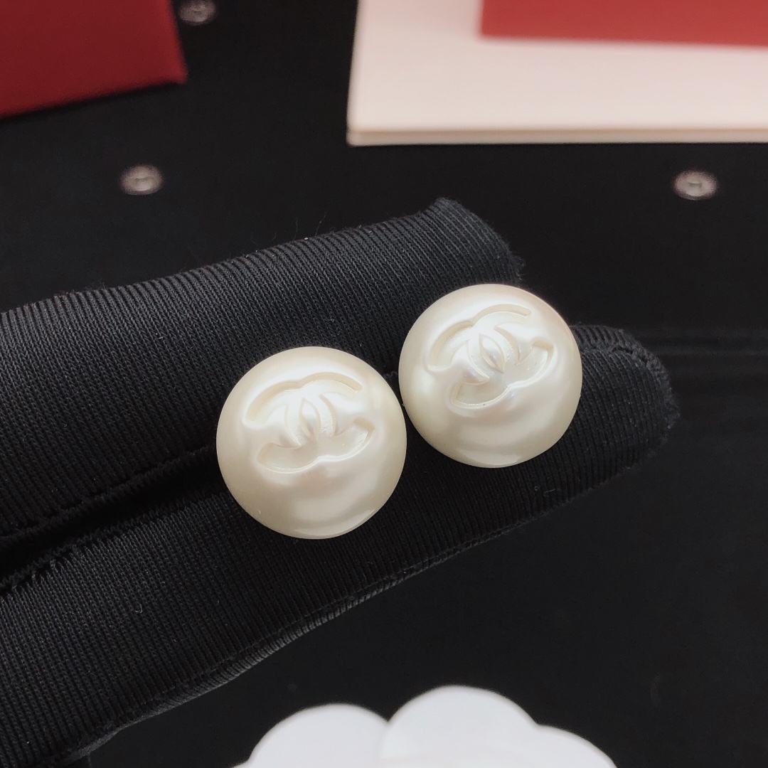 NO:111740,No. XED0634 Medium size [ch*nel latest pearl earrings] consistent ZP brass material, jewelry quality19860909编号XED0634 中号【ch*nel最新款珍珠耳钉】一致ZP黄铜材质,饰品精品,Jewelry