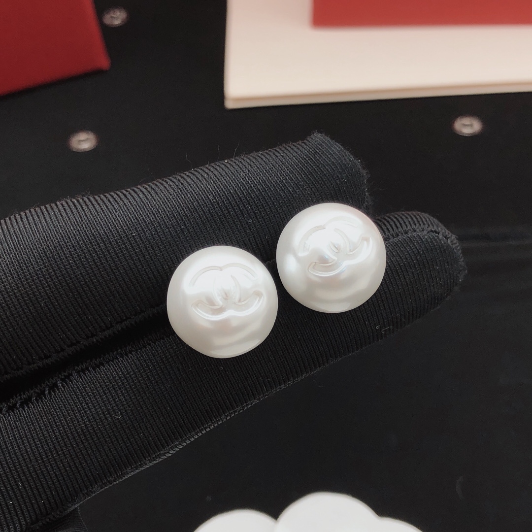 NO:111764,Number XED0915 Small [ch*nel latest pearl earrings] consistent ZP brass material, jewelry quality19860909编号XED0915 小号【ch*nel最新款珍珠耳钉】一致ZP黄铜材质,饰品精品,Jewelry
