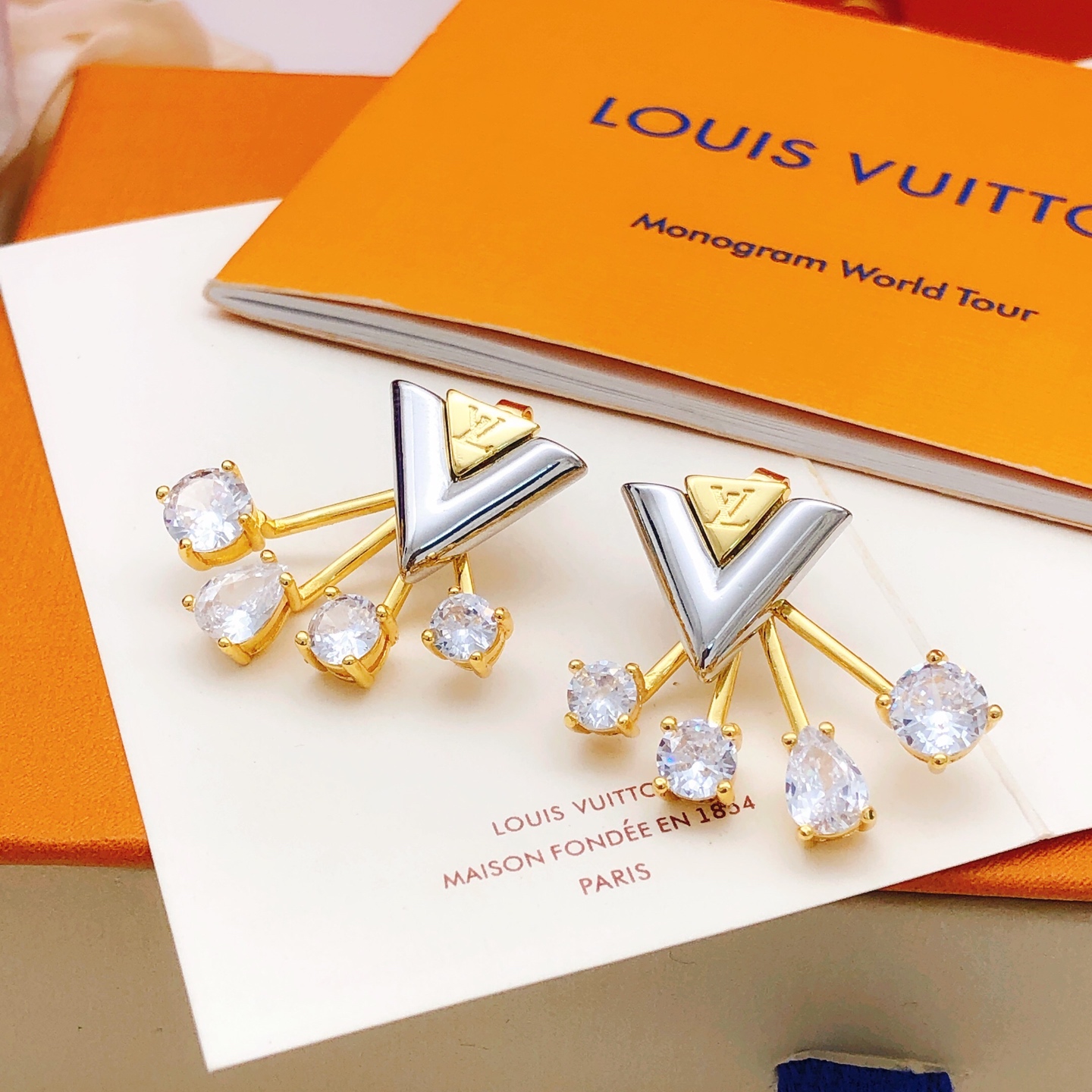 编号LED0332
 【Lv*最新款🆕🆕七星镶钻耳钉】一致专柜🆕黄铜材质
