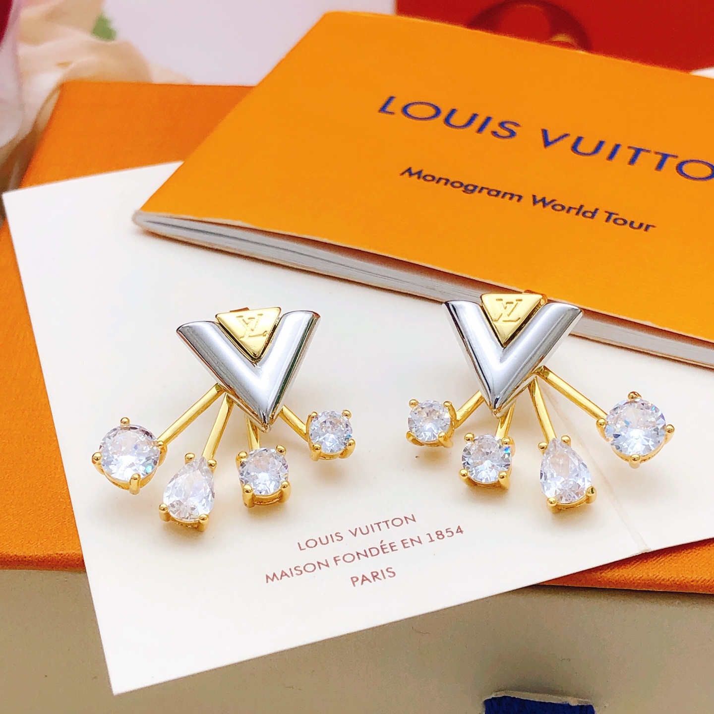 编号LED0332
 【Lv*最新款🆕🆕七星镶钻耳钉】一致专柜🆕黄铜材质