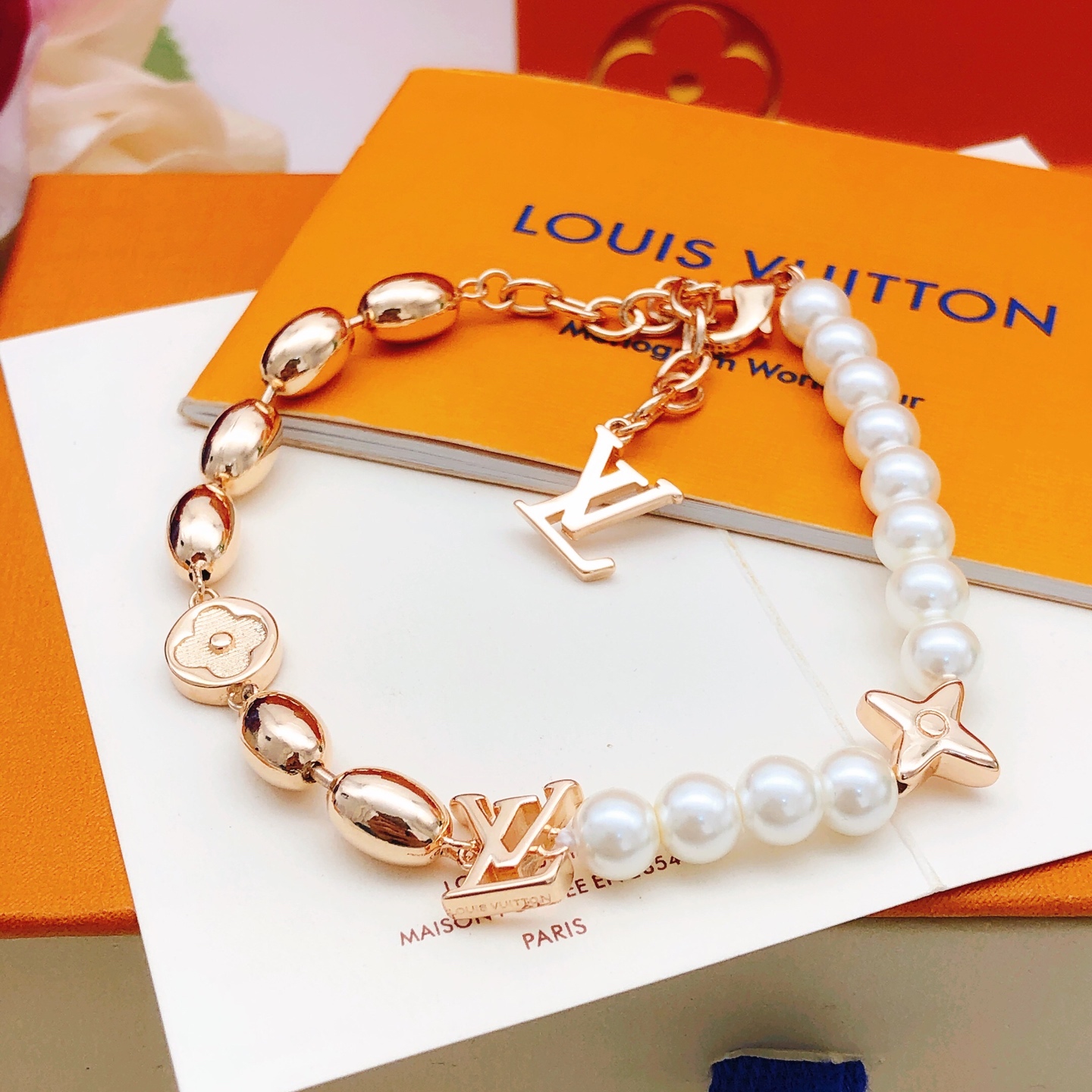 ❤️105包邮/原单代购级别
编号LSL0182
 【Lv*最新款🆕🆕玫瑰金色珍珠手链】一致ZP黄铜材质