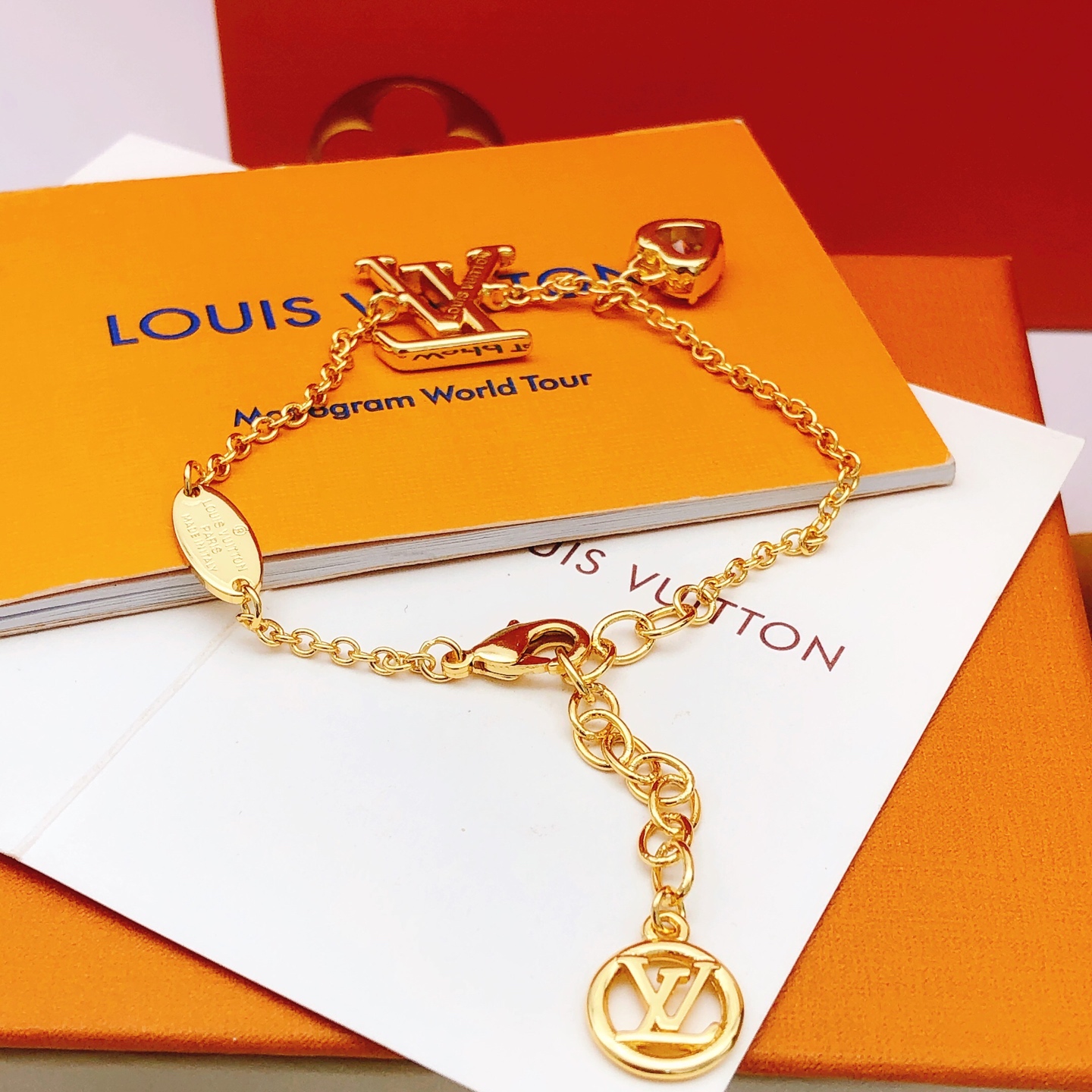 编号LSL0187
 【Lv*最新款🆕🆕爱心手链】一致专柜🆕黄铜材质