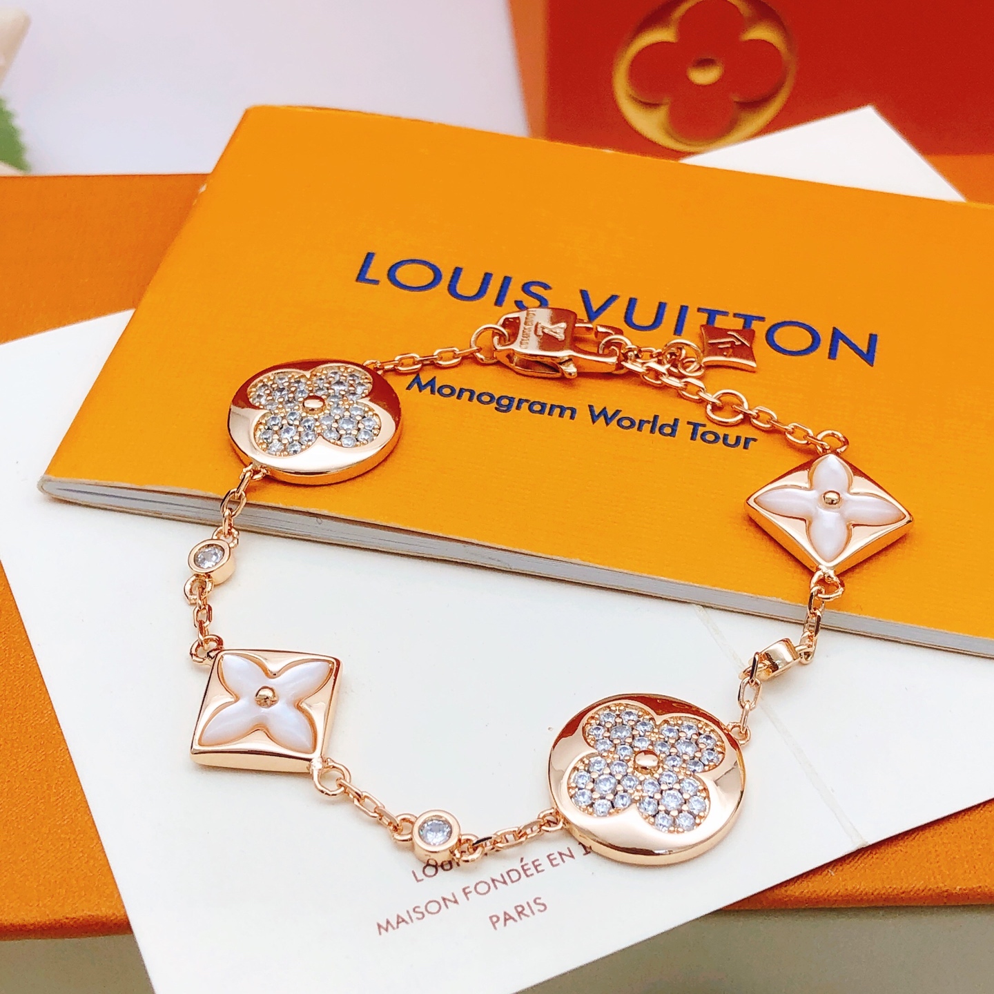 编号LSL0177 【Lv*最新款🆕🆕玫瑰金色白色 白贝母手链】一致专柜🆕黄铜材质