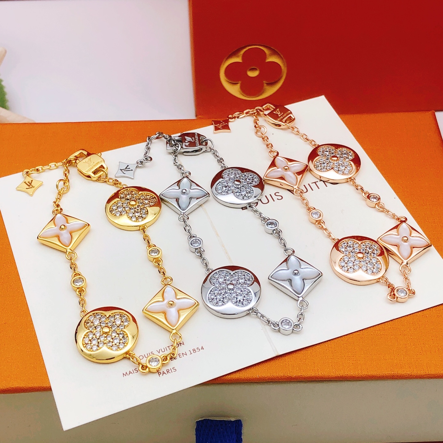 编号LSL0177 【Lv*最新款🆕🆕玫瑰金色白色 白贝母手链】一致专柜🆕黄铜材质