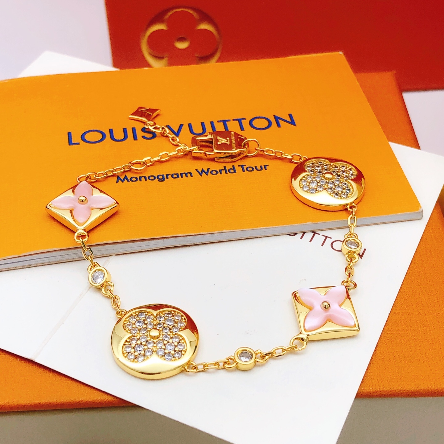 编号LSL0169
 【Lv*最新款🆕🆕粉色 粉贝母手链】一致专柜🆕黄铜材质