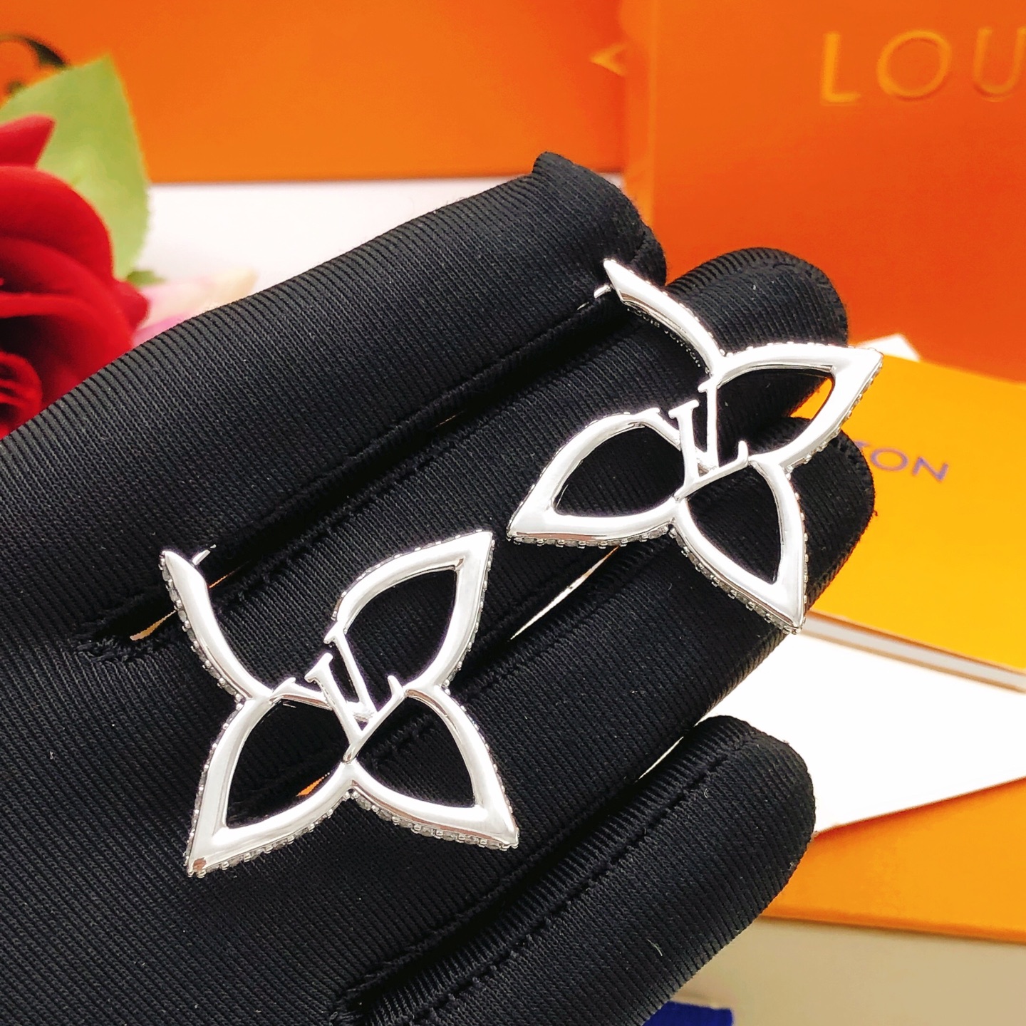 编号LED0334
 【Lv*最新款🆕🆕梅花镶钻耳钉】一致专柜🆕黄铜材质