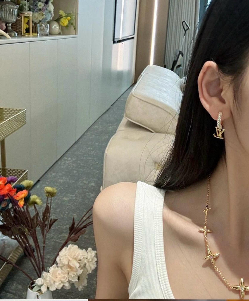 编号LED0201
 【Lv*最新款🆕🆕耳勾】一致专柜🆕黄铜材质