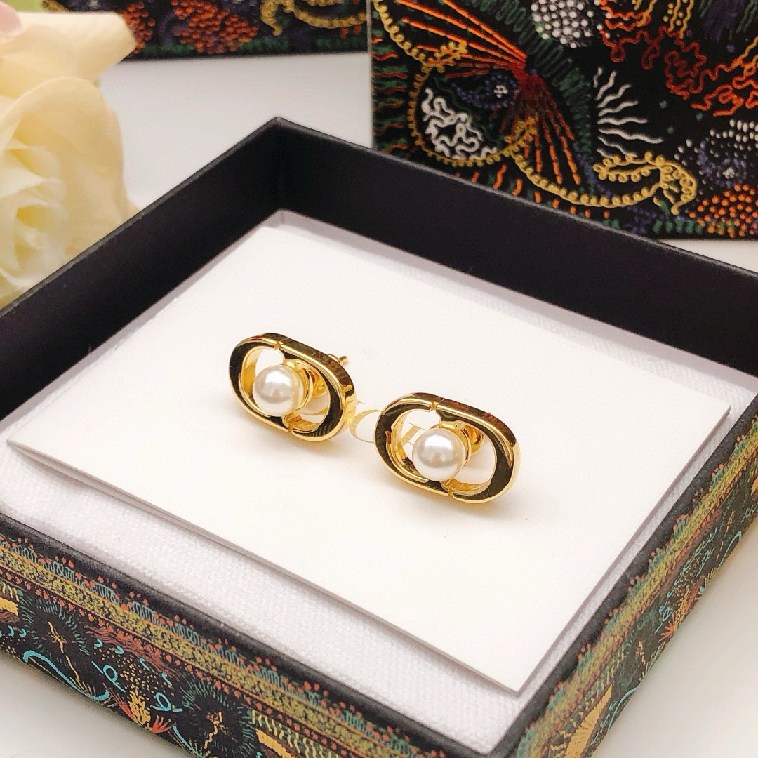 编号DED0602
 【dio*最新款🆕🆕迷你光面耳钉】一致专柜🆕黄铜材质