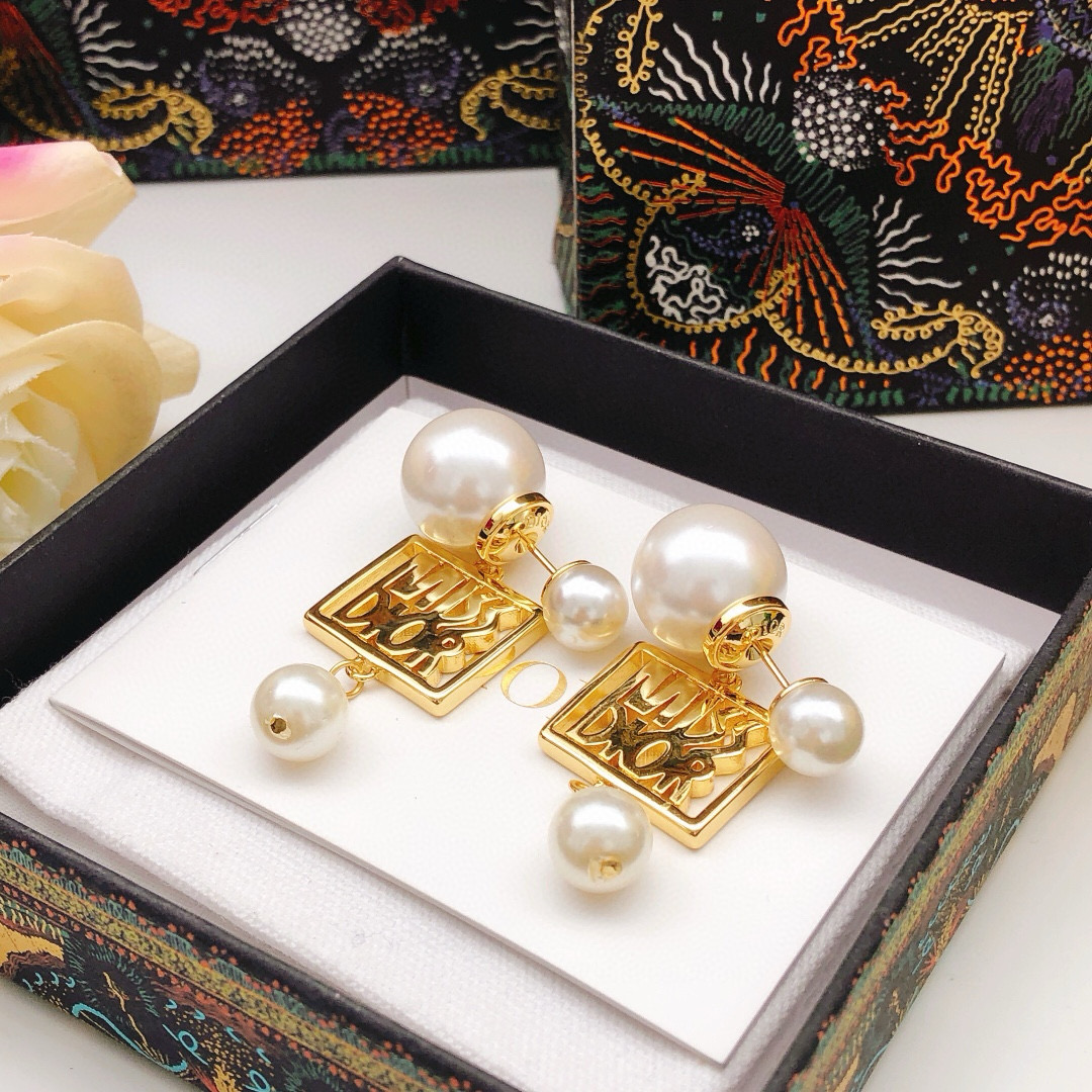 编号DED0647
 【dio*最新款🆕方形光面吊珍珠耳钉】一致专柜🆕黄铜材质