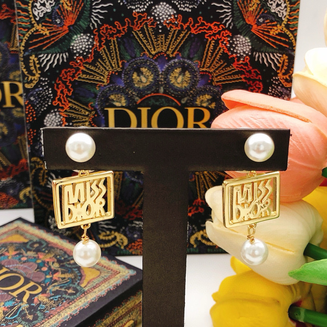 编号DED0647
 【dio*最新款🆕方形光面吊珍珠耳钉】一致专柜🆕黄铜材质