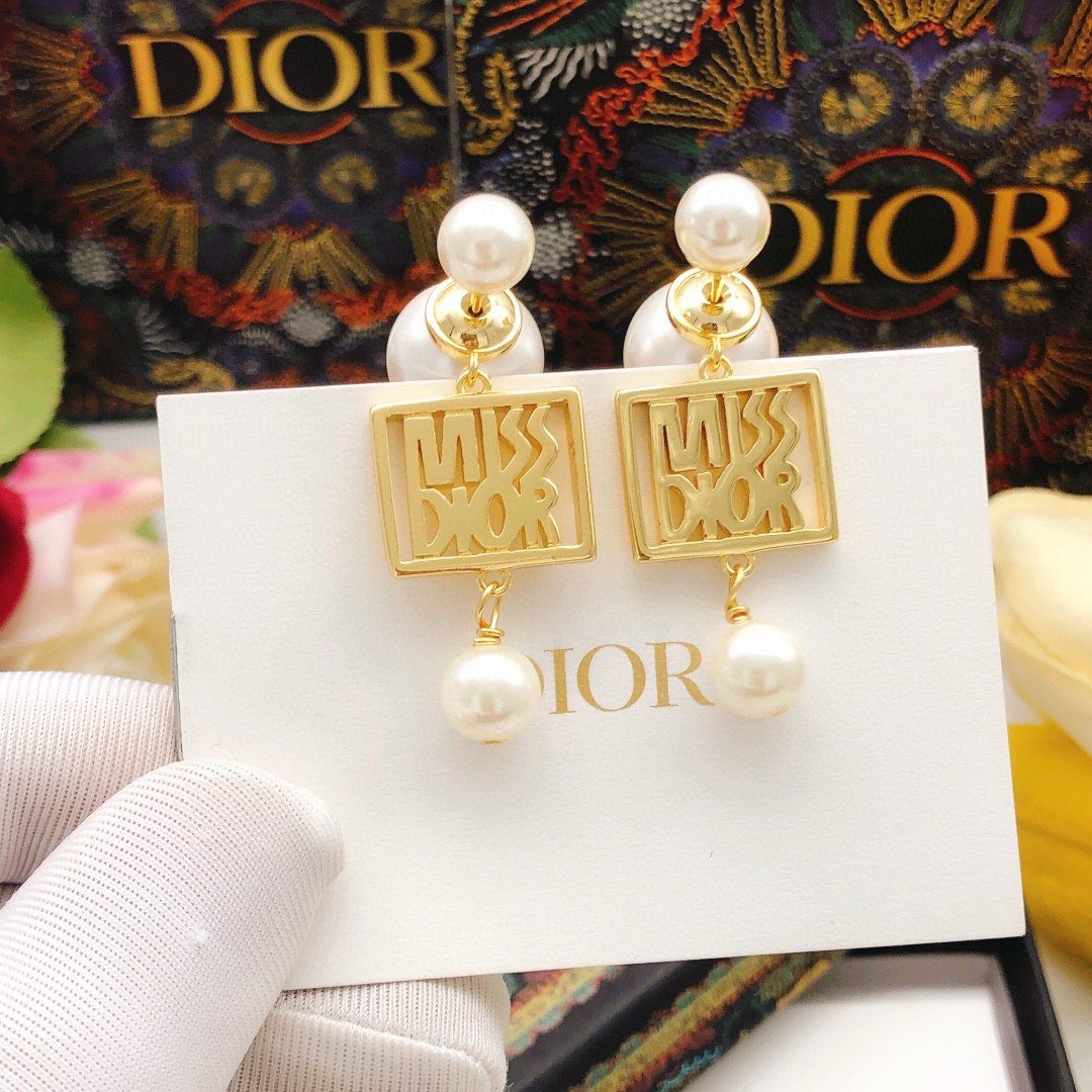 编号DED0647
 【dio*最新款🆕方形光面吊珍珠耳钉】一致专柜🆕黄铜材质