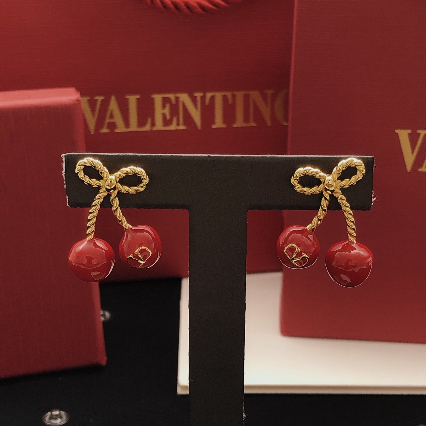编号VED0296
 【ValenTi*o最新款🆕🆕红色蝴蝶结耳钉】一致专柜🆕黄铜材质