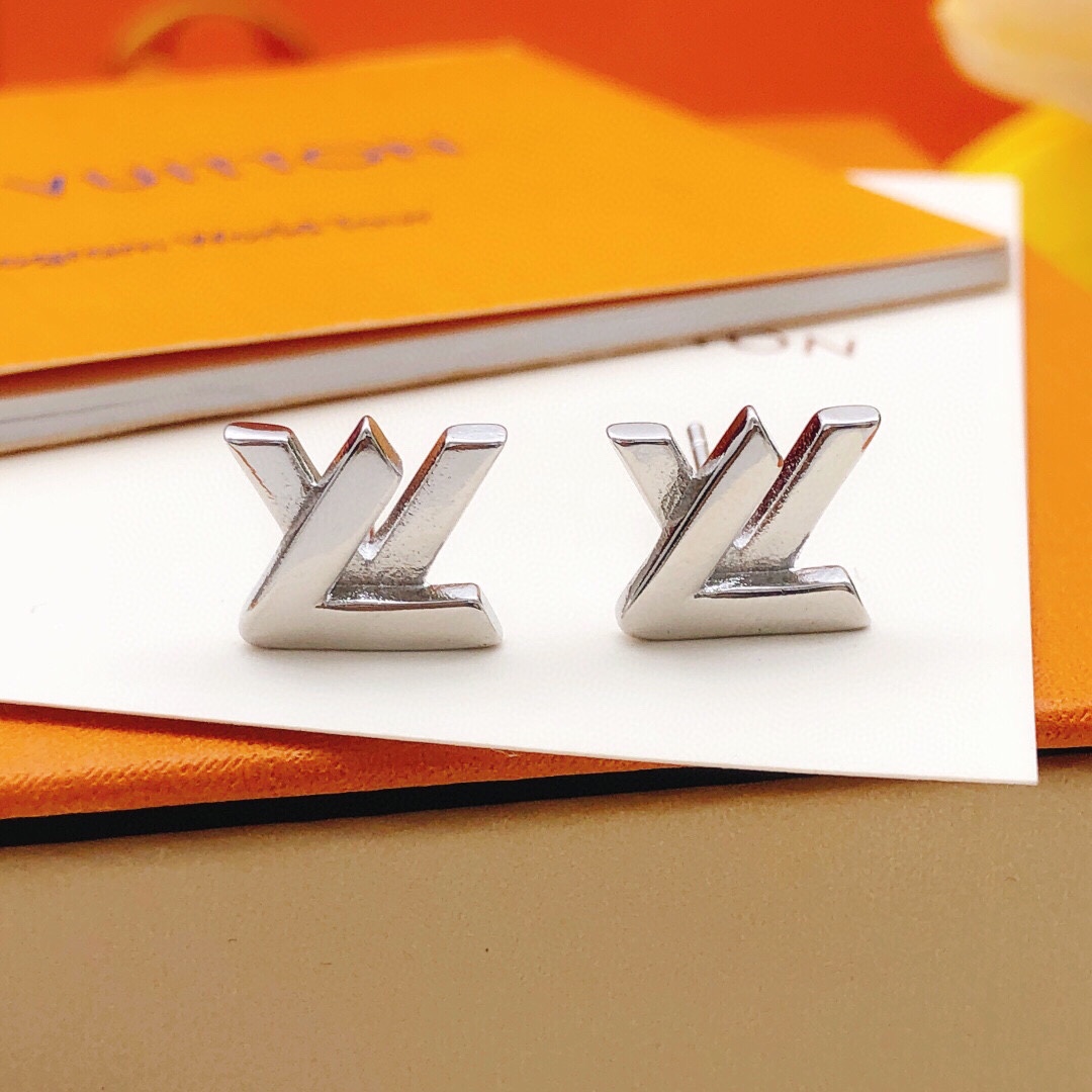 编号LED0152 【Lv*最新款🆕🆕迷你光面耳钉】一致专柜🆕黄铜材质