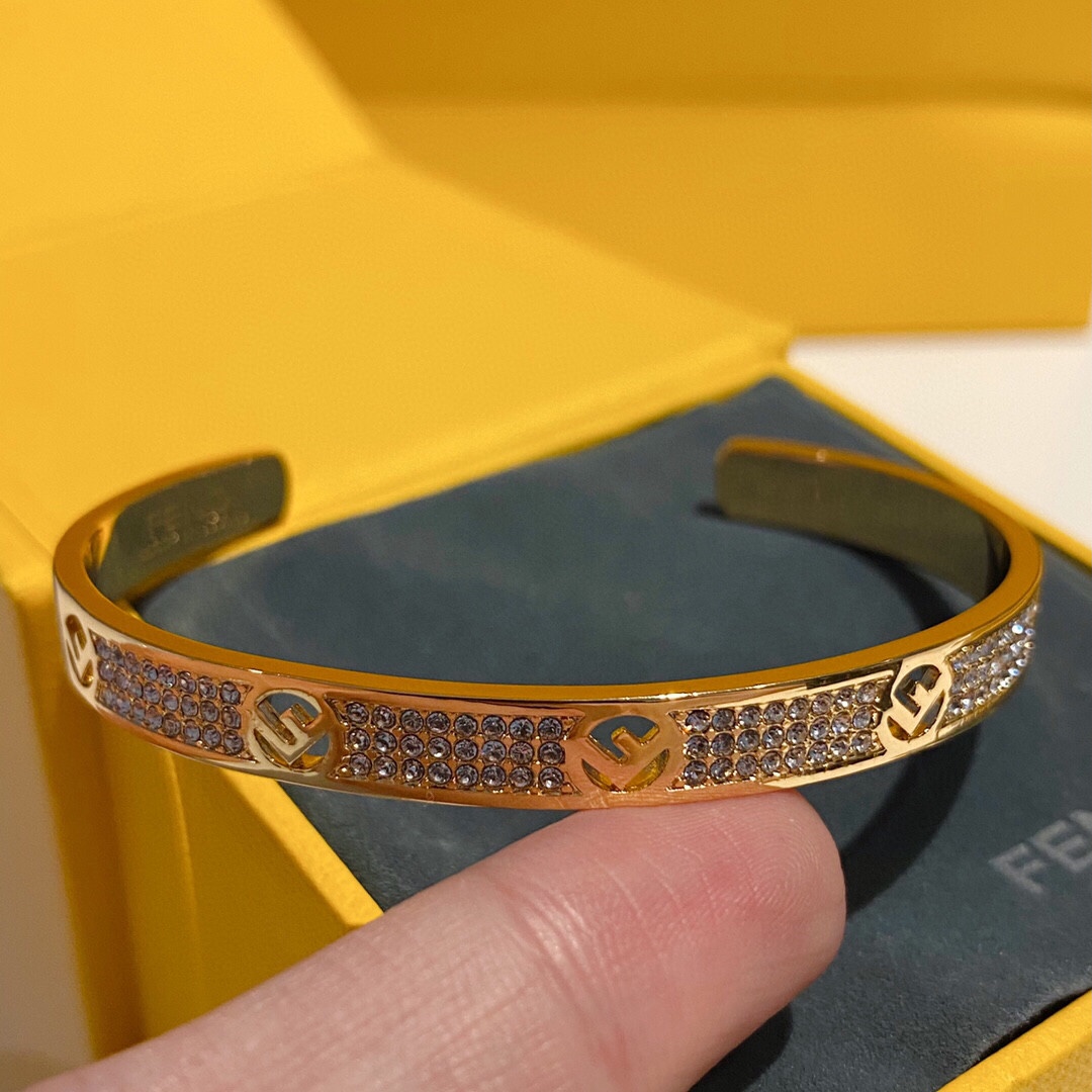 Número FDSZ0001 Fendi Fendi pulsera F llena de diamantes🌟 A primera vista parece un cielo estrellado de más de 300,000…