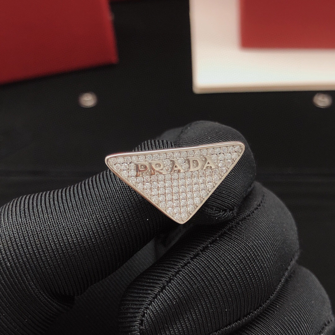 编号PED0008
 【PRAD*最新款🆕🆕三角形镶钻耳钉】一致专柜🆕黄铜材质
