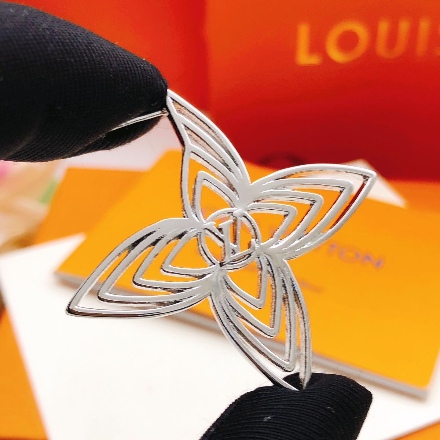 编号LED0339
 【Lv*最新款🆕🆕镂空梅花耳钉】一致专柜🆕黄铜材质