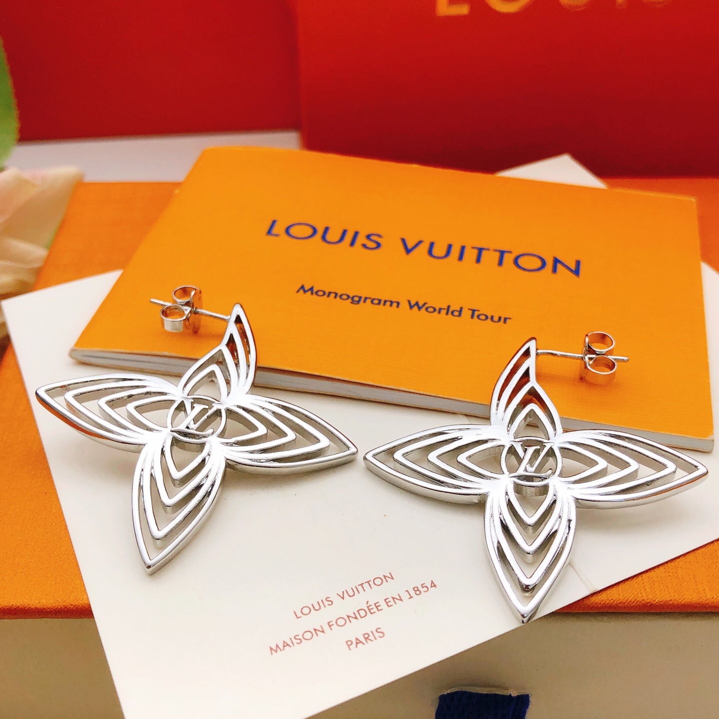 编号LED0339
 【Lv*最新款🆕🆕镂空梅花耳钉】一致专柜🆕黄铜材质