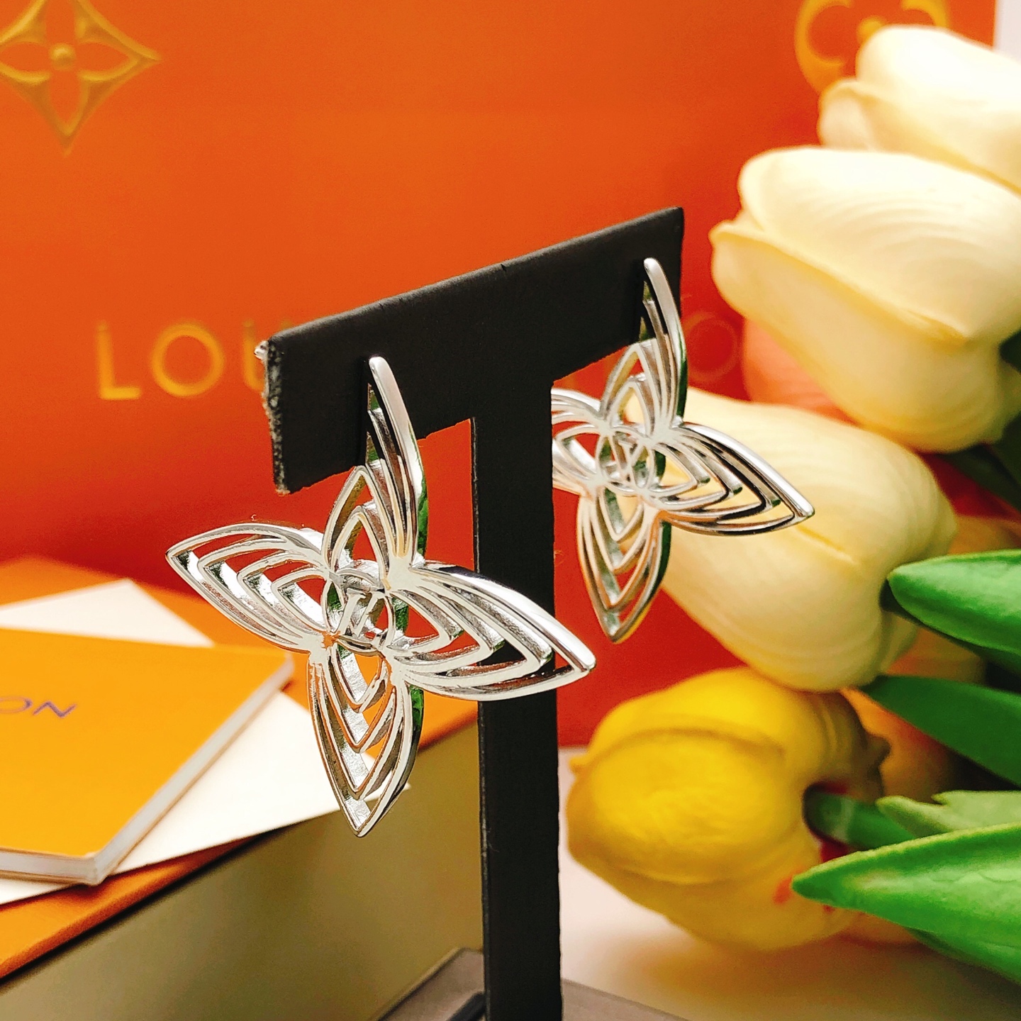 编号LED0339
 【Lv*最新款🆕🆕镂空梅花耳钉】一致专柜🆕黄铜材质