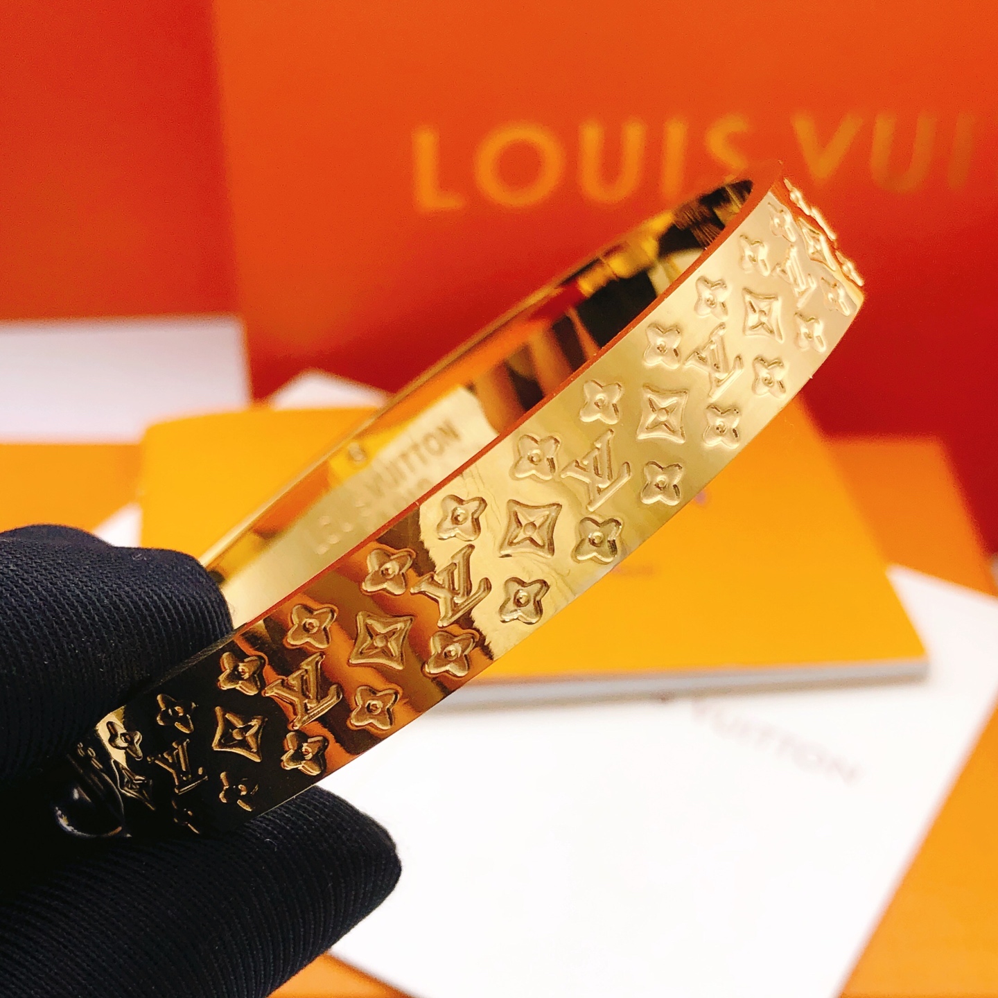 编号LSZ0026
 【Lv*最新款🆕🆕金色老花手镯】一致专柜🆕黄铜材质