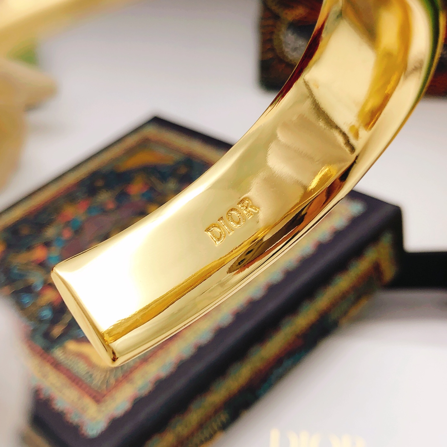 编号DSZ0005
 【dio*最新款🆕🆕方钻白色滴油手镯】一致专柜🆕黄铜材质