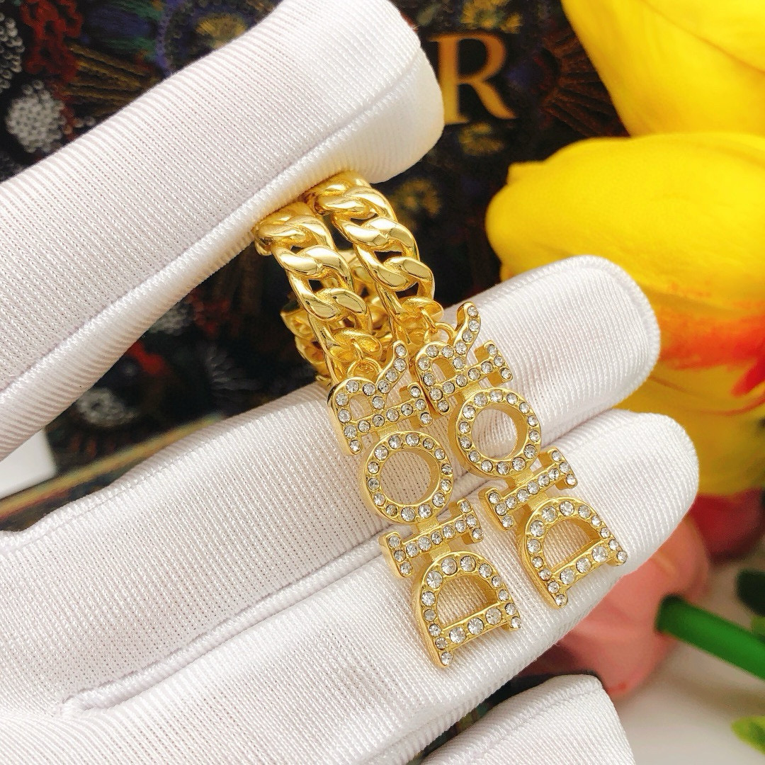 编号DED0359
迪奥 原单新品 DIOR星星 珍珠耳钉耳勾耳环  高端品质，专柜11开模，专柜原版同