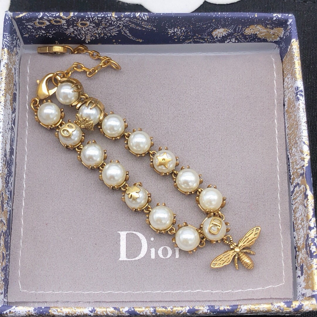 编号DSL0085
手链Dior 迪奥 蜜蜂手链专柜新款上市 美得不要不要的 唯美 浪漫 人手必备款 火
