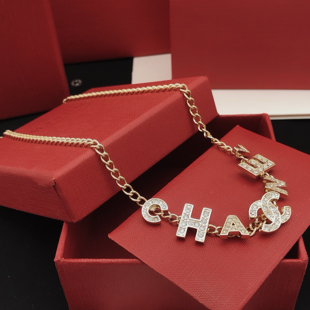 编号XXL0097
新品✨   小香风CC字母镶钻 choker 项链🔱搭配各种日常通勤和晚会活动造型，