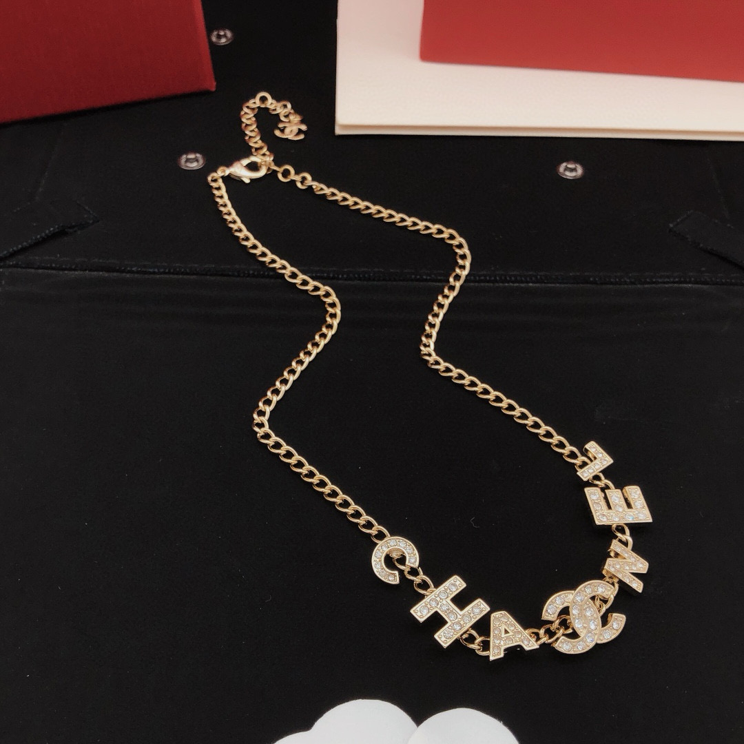 编号XXL0097
新品✨   小香风CC字母镶钻 choker 项链🔱搭配各种日常通勤和晚会活动造型，
