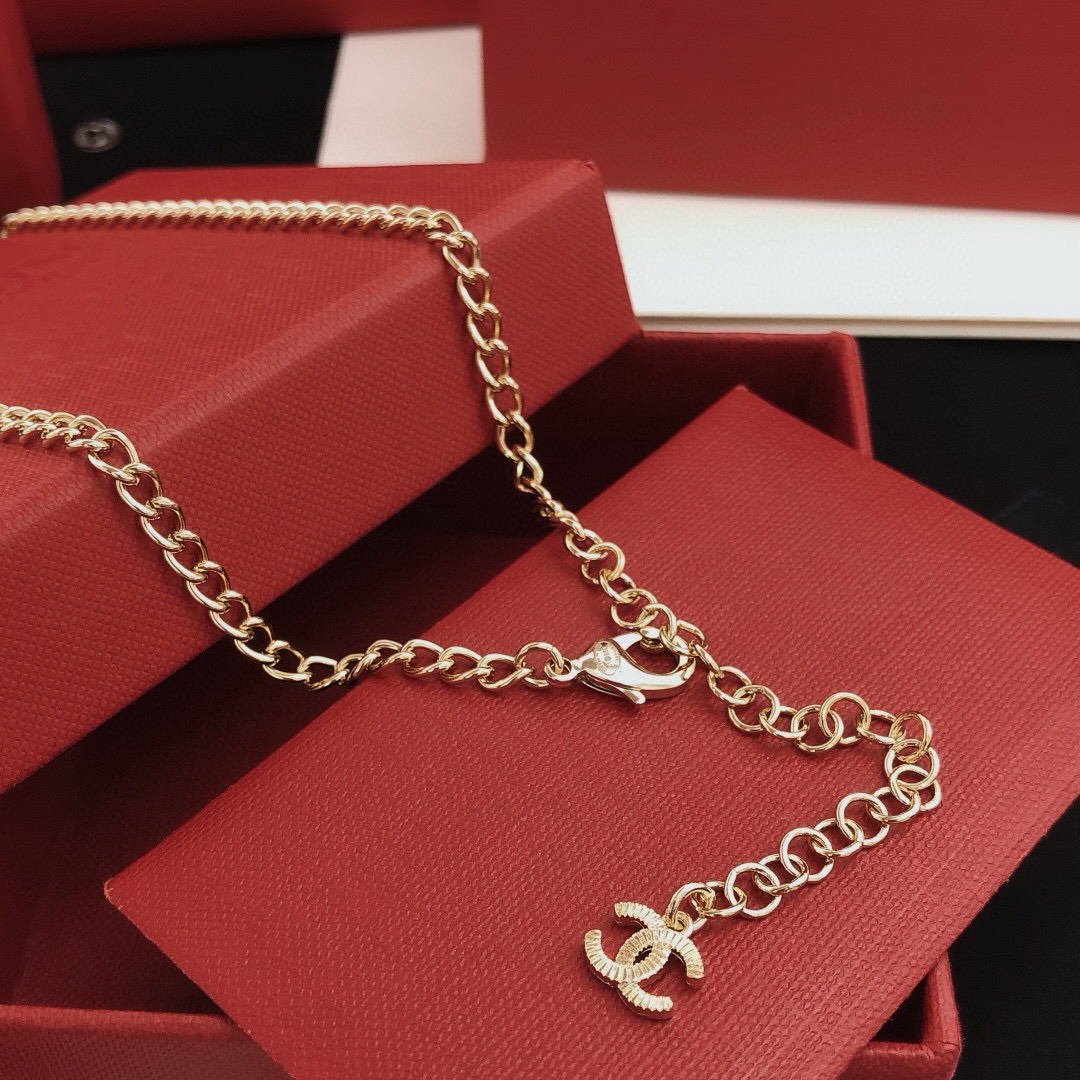 编号XXL0097
新品✨   小香风CC字母镶钻 choker 项链🔱搭配各种日常通勤和晚会活动造型，