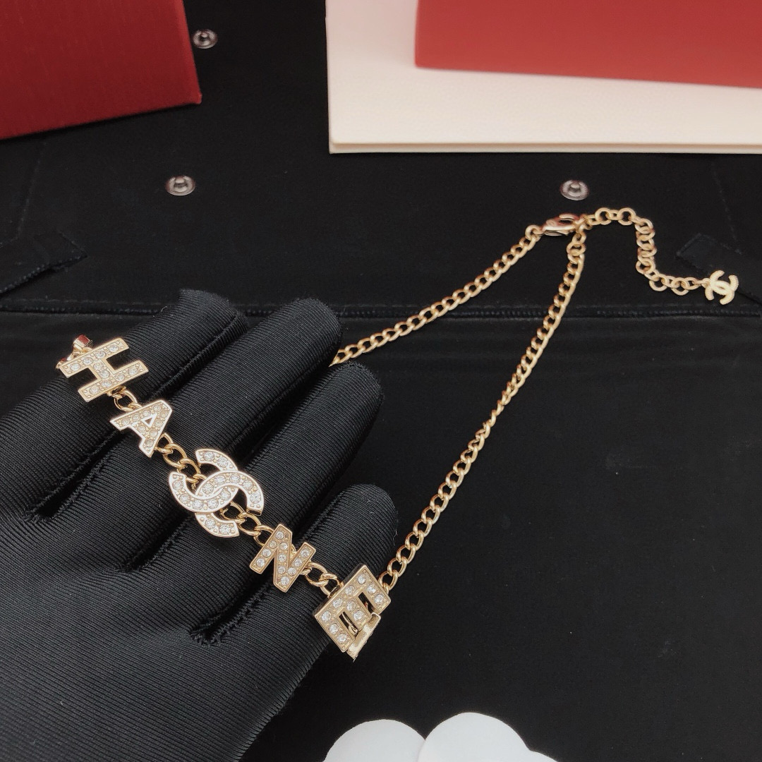 编号XXL0097
新品✨   小香风CC字母镶钻 choker 项链🔱搭配各种日常通勤和晚会活动造型，
