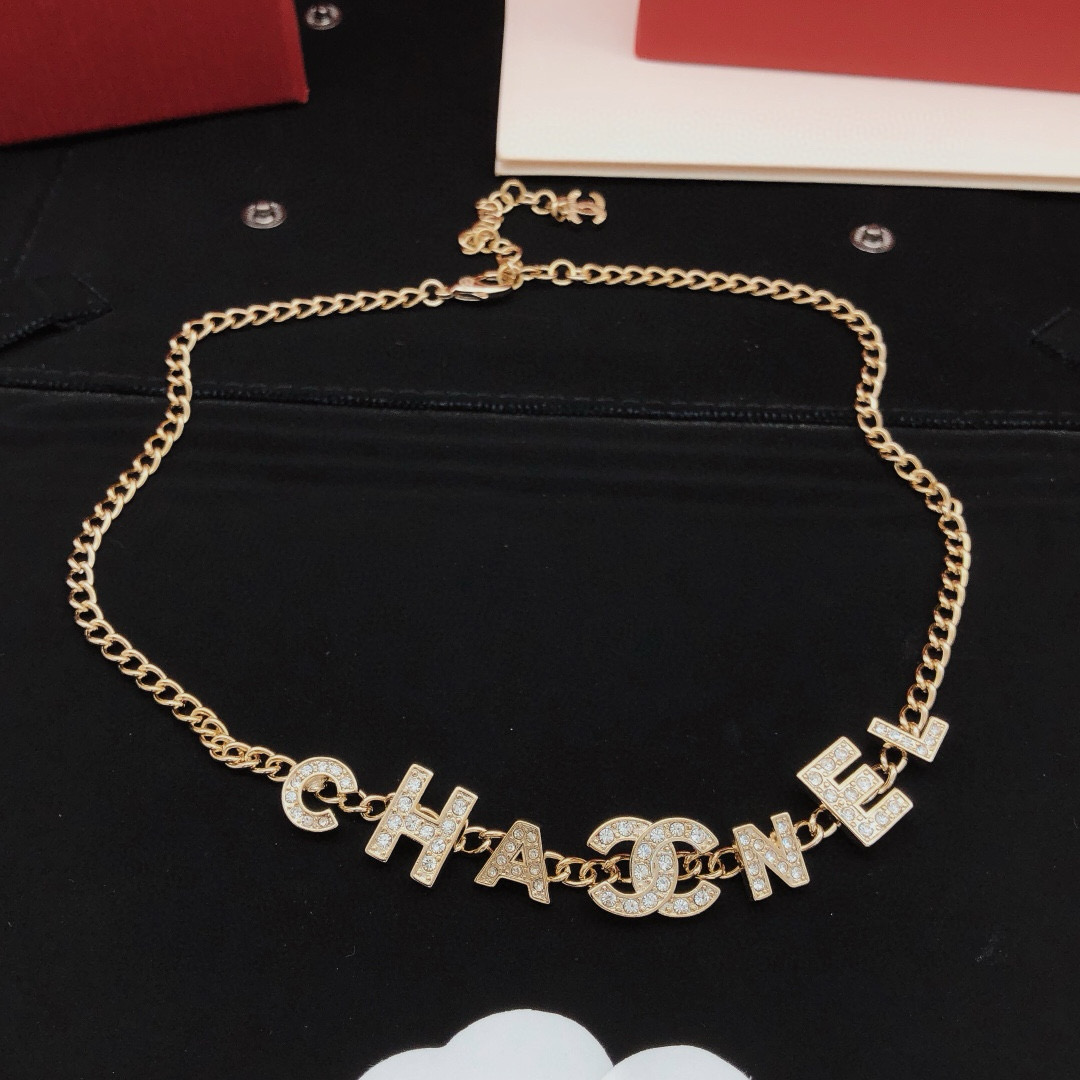编号XXL0097
新品✨   小香风CC字母镶钻 choker 项链🔱搭配各种日常通勤和晚会活动造型，