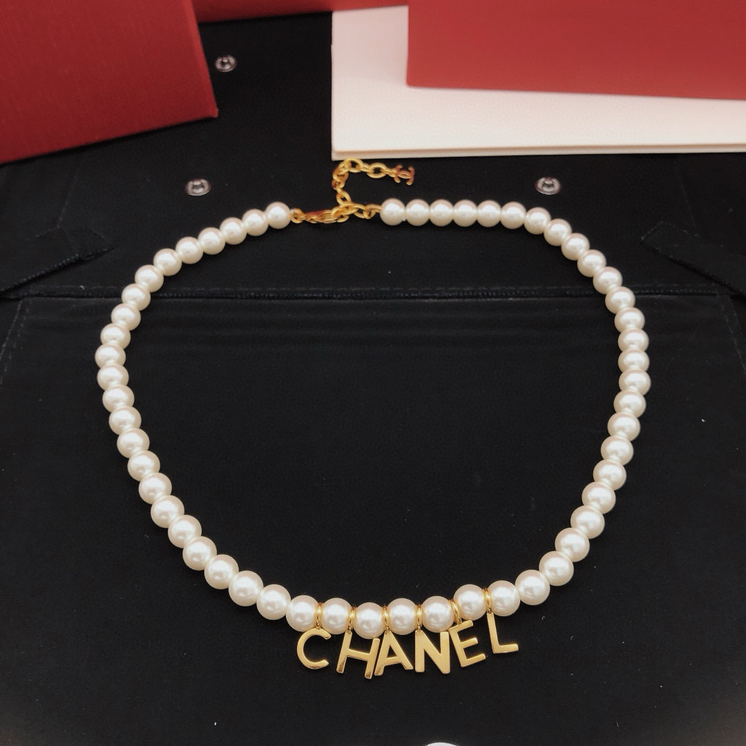 编号XXL0107
Chanel 珍珠字母项链  2022早春度假系列 高级定制