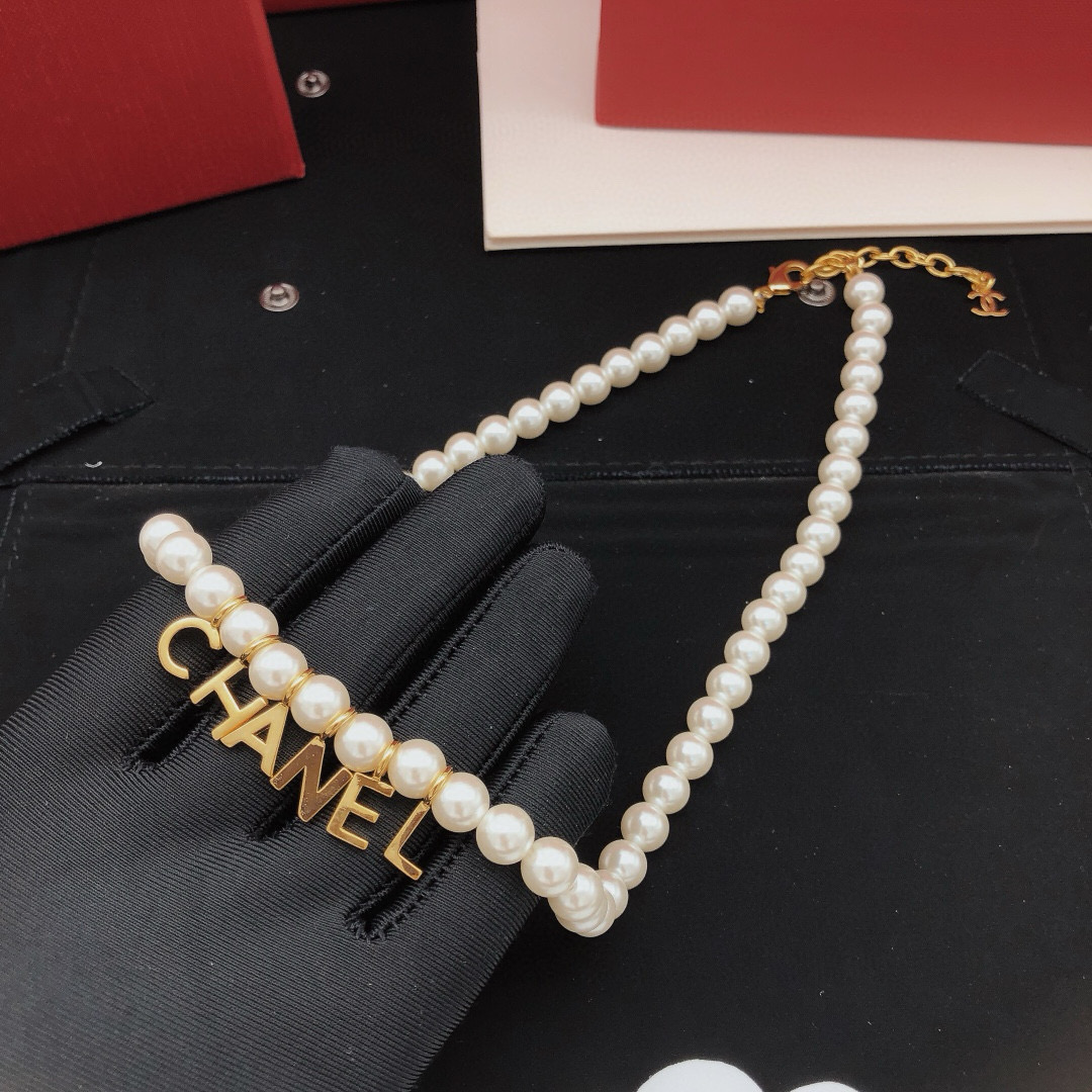 编号XXL0107
Chanel 珍珠字母项链  2022早春度假系列 高级定制