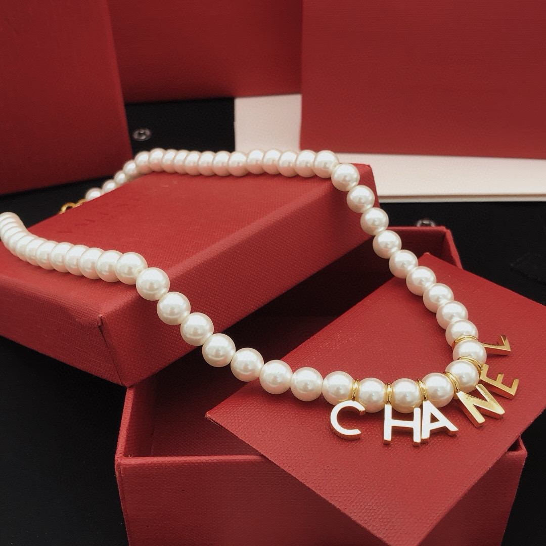 编号XXL0107
Chanel 珍珠字母项链  2022早春度假系列 高级定制