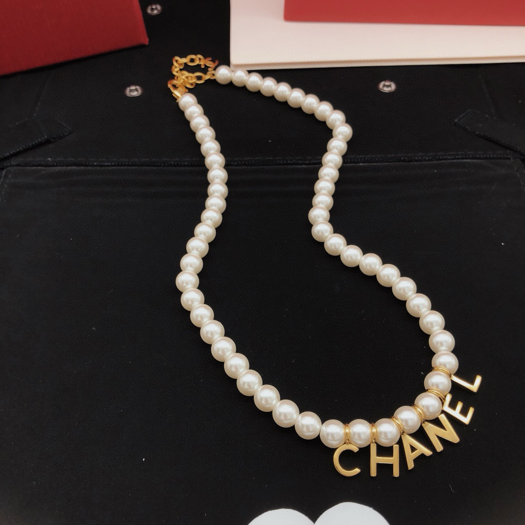 编号XXL0107
Chanel 珍珠字母项链  2022早春度假系列 高级定制