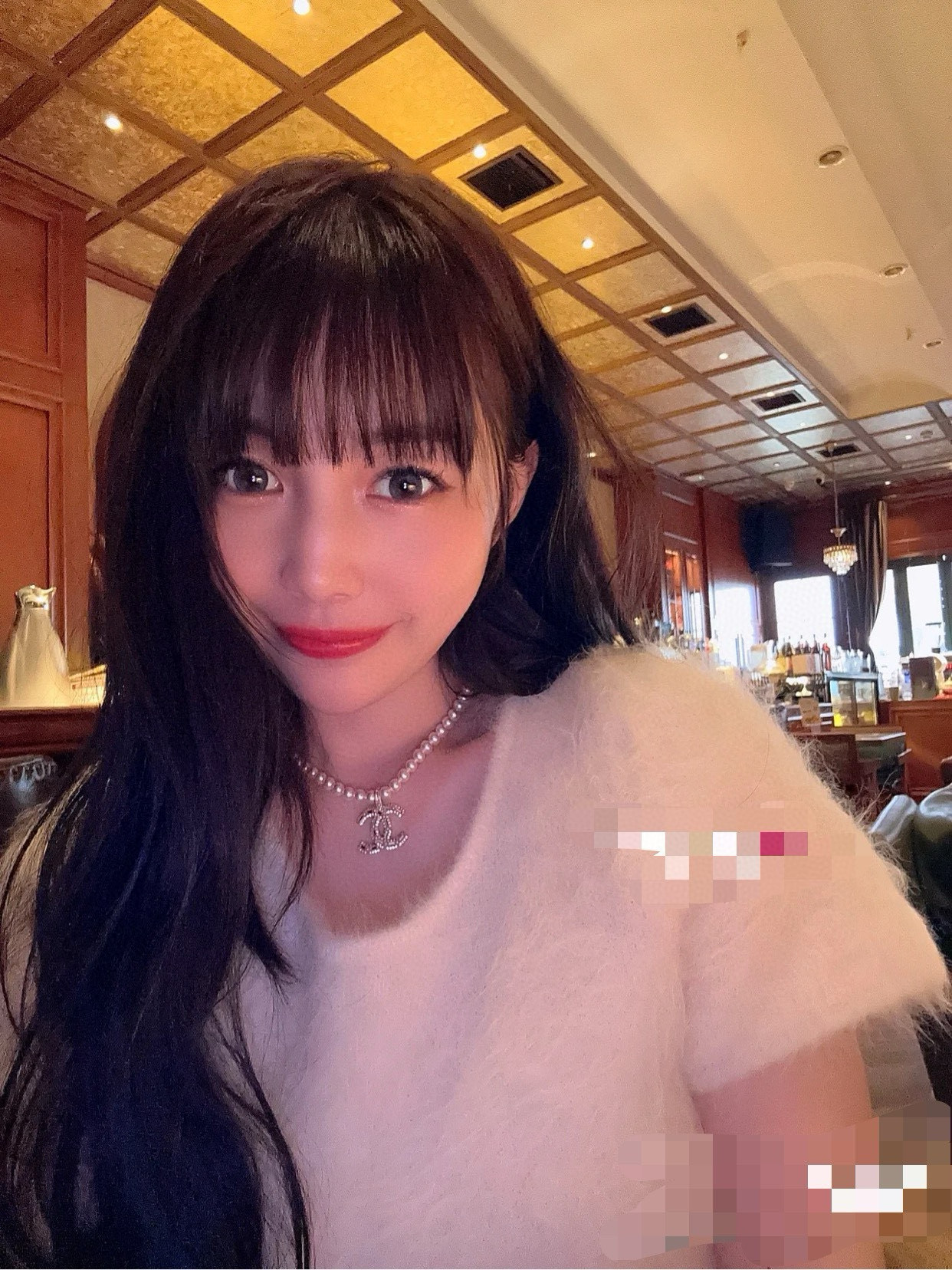 编号XXL0109项链
𝐂𝐡@𝐧𝐞𝐥 𝟐𝟐𝐤 最美首饰
方钻镶嵌珍珠和闪石真的很美
细节满满
