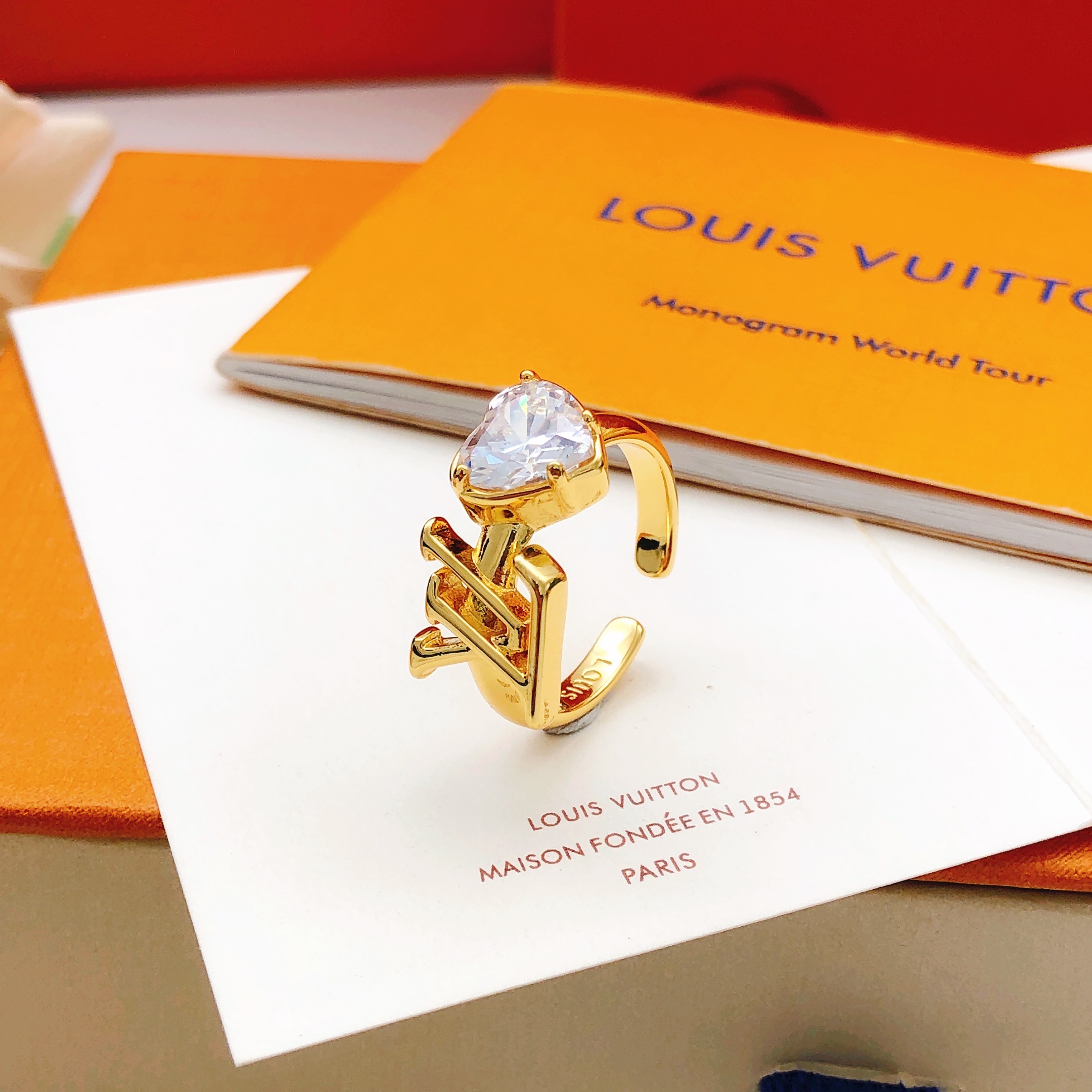 编号LJZ0040
 【Lv*最新款🆕🆕爱心戒指】一致专柜🆕黄铜材质