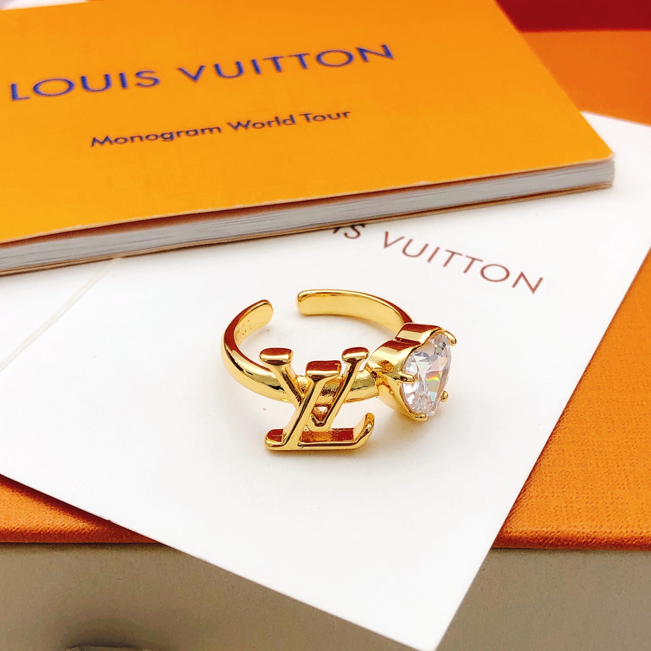 编号LJZ0040
 【Lv*最新款🆕🆕爱心戒指】一致专柜🆕黄铜材质
