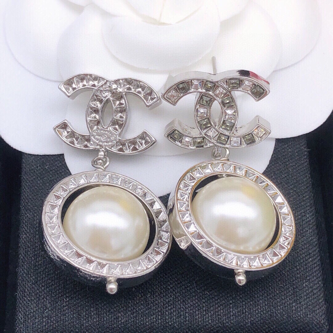 编号XED0722
新品🌸华丽丽✨✨ 这个系列超级火 银色耳钉珍珠 彩钻圆球圆形耳吊 网红同款 耳钉 时