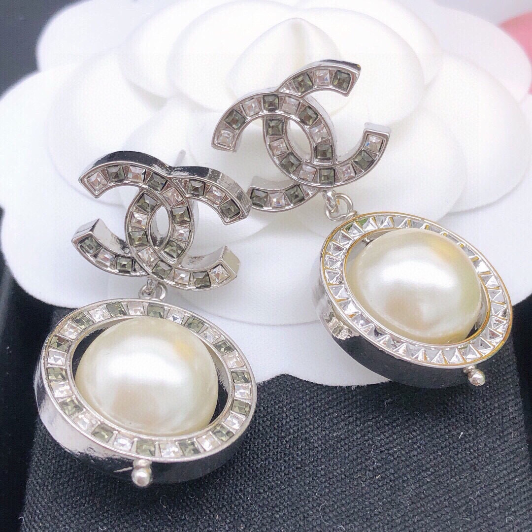 编号XED0722
新品🌸华丽丽✨✨ 这个系列超级火 银色耳钉珍珠 彩钻圆球圆形耳吊 网红同款 耳钉 时