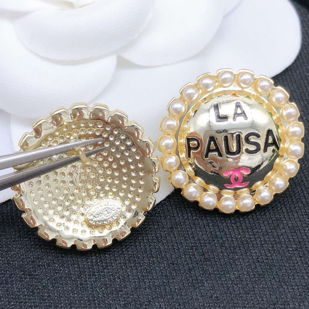 编号XED0726
香奈儿 中古圆形耳钉，外圈颗颗是世奇珍珠，刻着标志性logo，绝了🥰