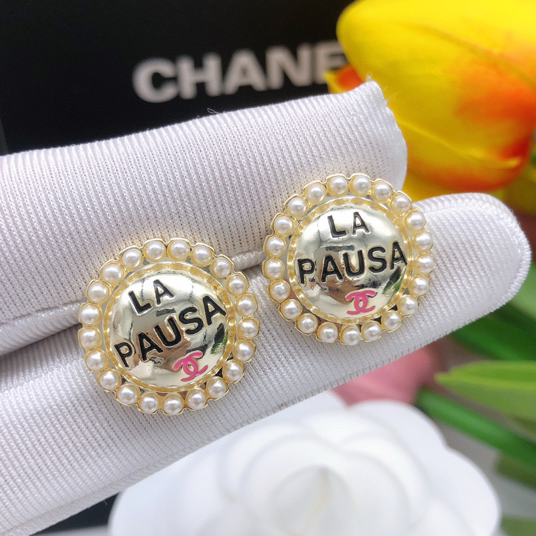 编号XED0726
香奈儿 中古圆形耳钉，外圈颗颗是世奇珍珠，刻着标志性logo，绝了🥰
