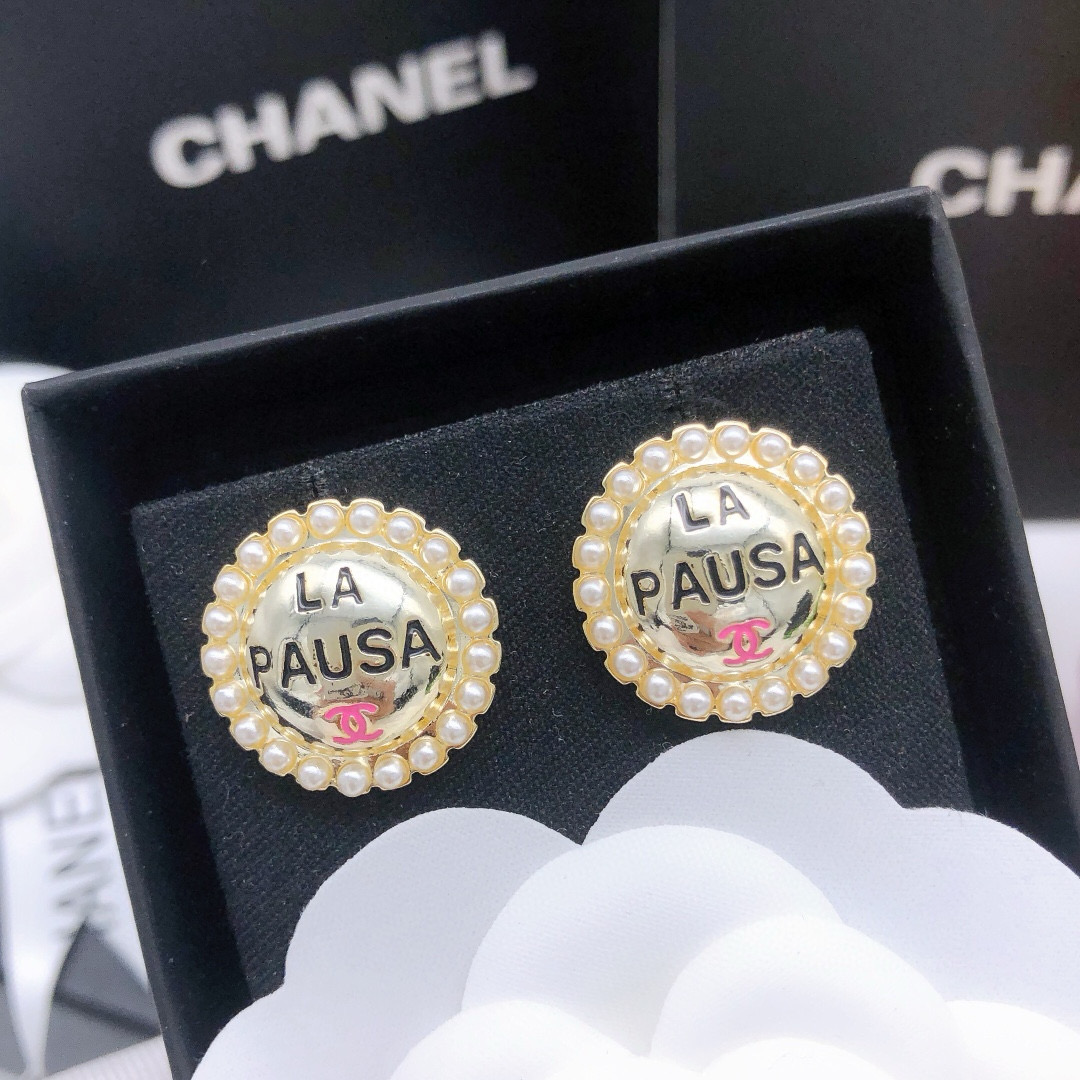 编号XED0726
香奈儿 中古圆形耳钉，外圈颗颗是世奇珍珠，刻着标志性logo，绝了🥰