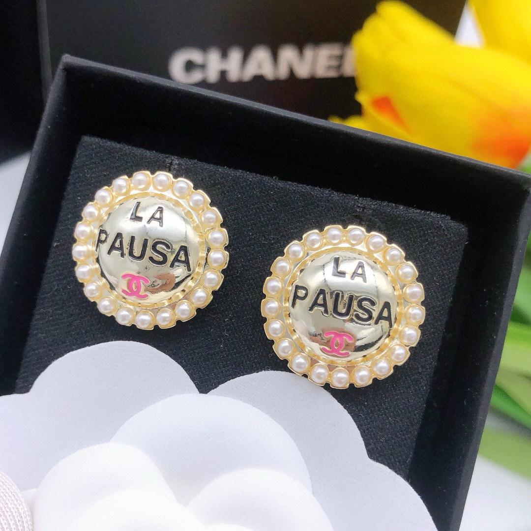 编号XED0726
香奈儿 中古圆形耳钉，外圈颗颗是世奇珍珠，刻着标志性logo，绝了🥰