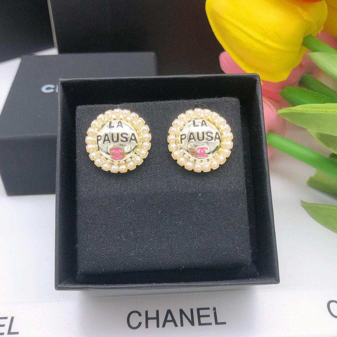 编号XED0726
香奈儿 中古圆形耳钉，外圈颗颗是世奇珍珠，刻着标志性logo，绝了🥰