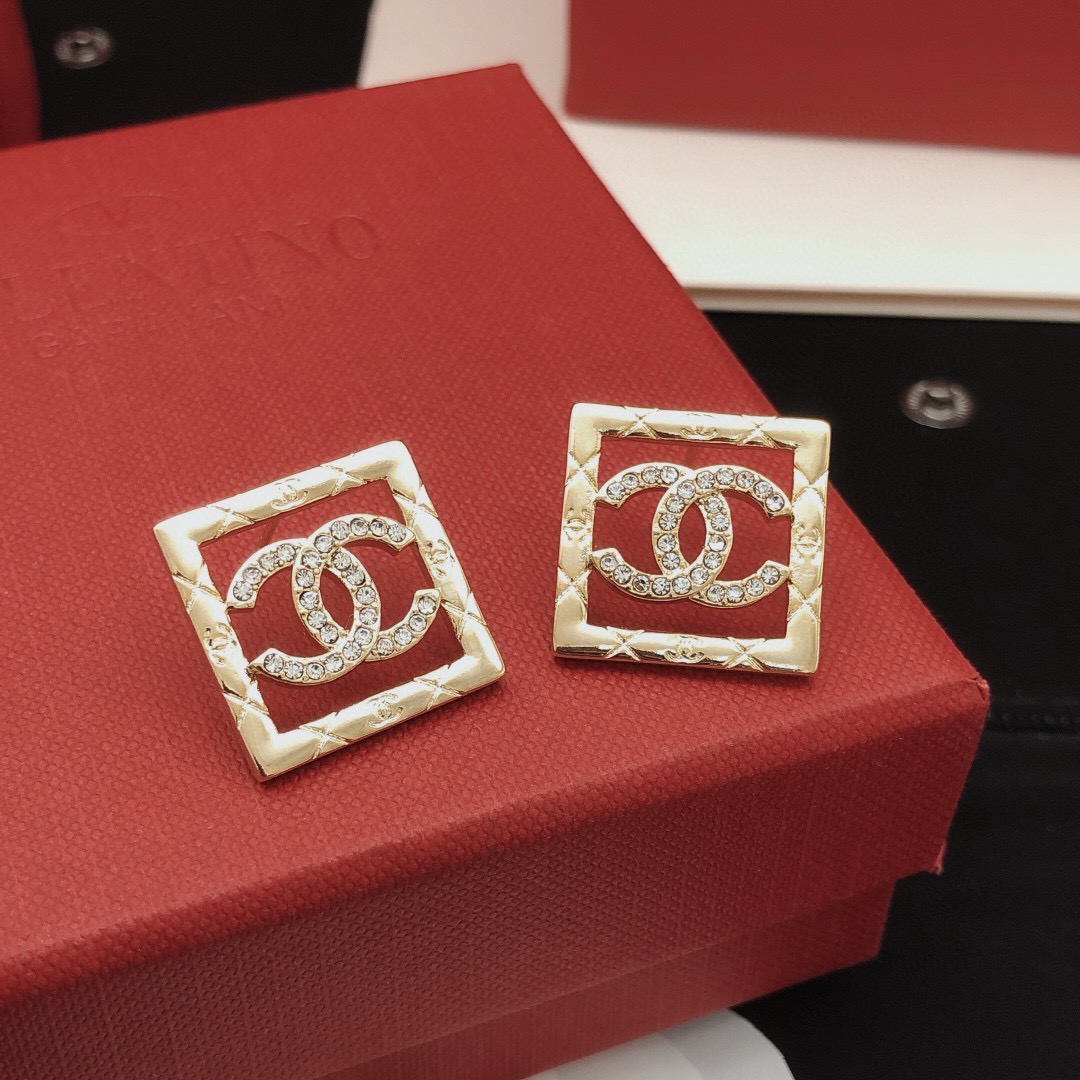 编号XED0730
 【ch*nel最新款🆕🆕方形镂空耳钉】一致专柜🆕黄铜材质