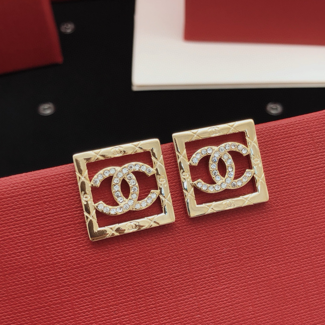 编号XED0730
 【ch*nel最新款🆕🆕方形镂空耳钉】一致专柜🆕黄铜材质