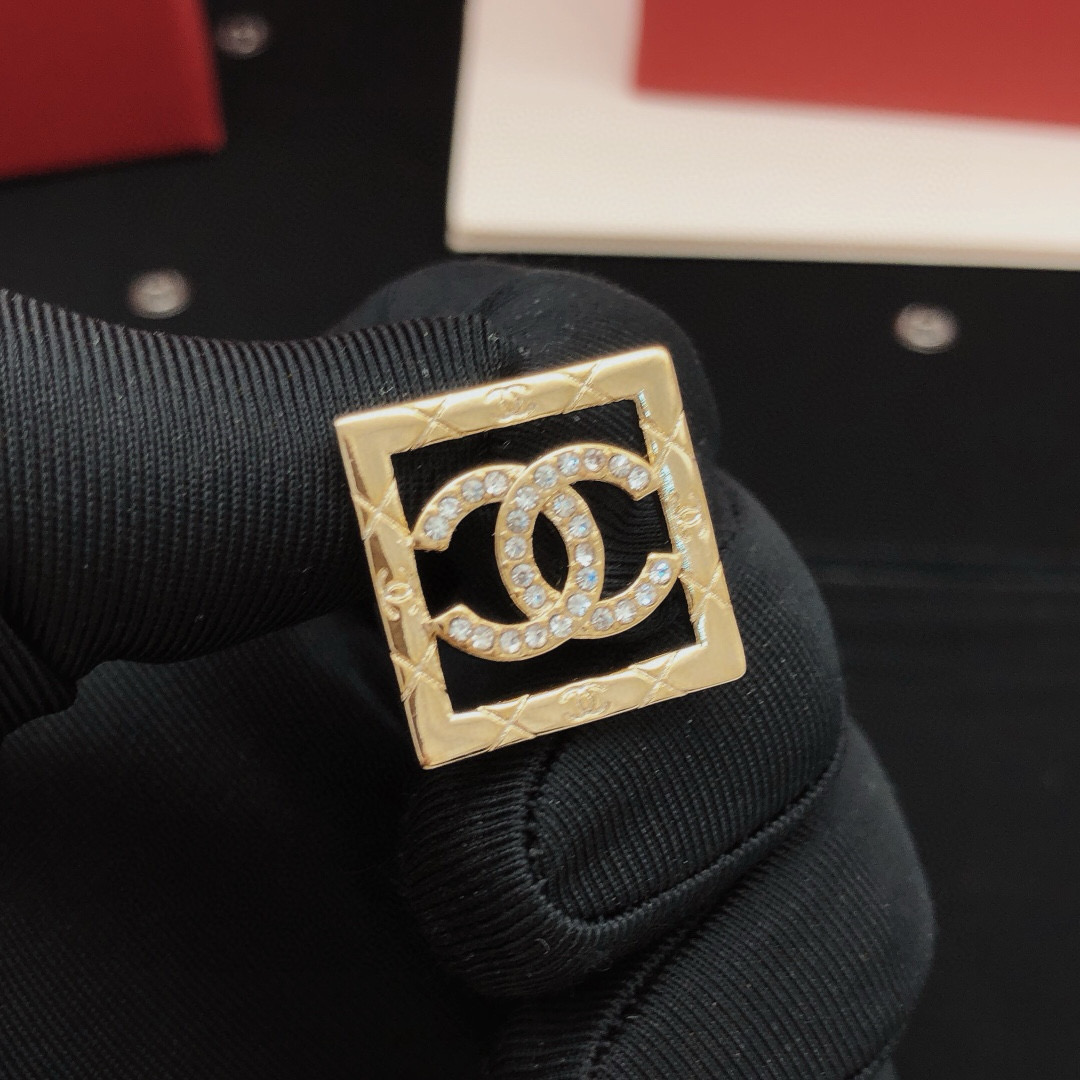 编号XED0730
 【ch*nel最新款🆕🆕方形镂空耳钉】一致专柜🆕黄铜材质