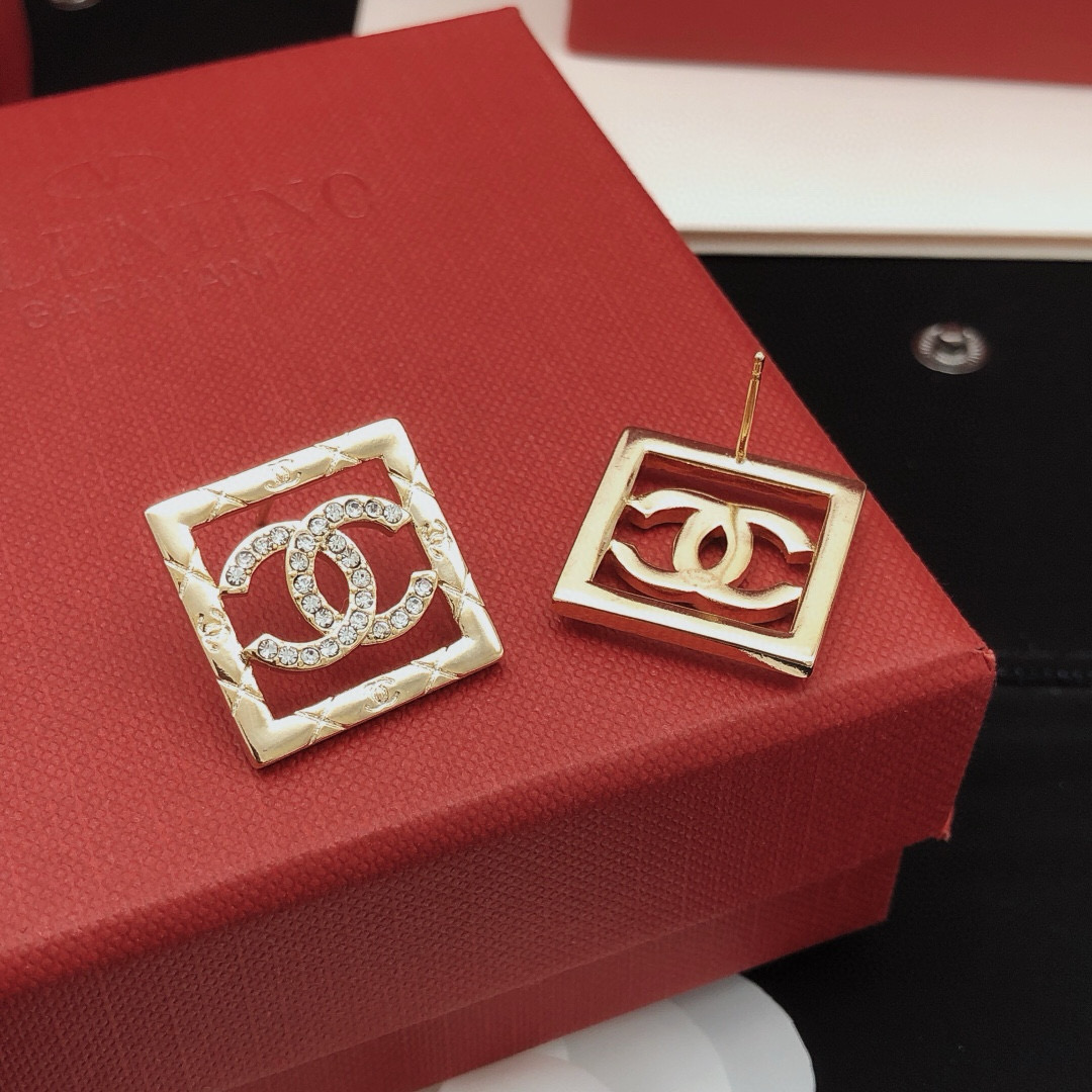编号XED0730
 【ch*nel最新款🆕🆕方形镂空耳钉】一致专柜🆕黄铜材质